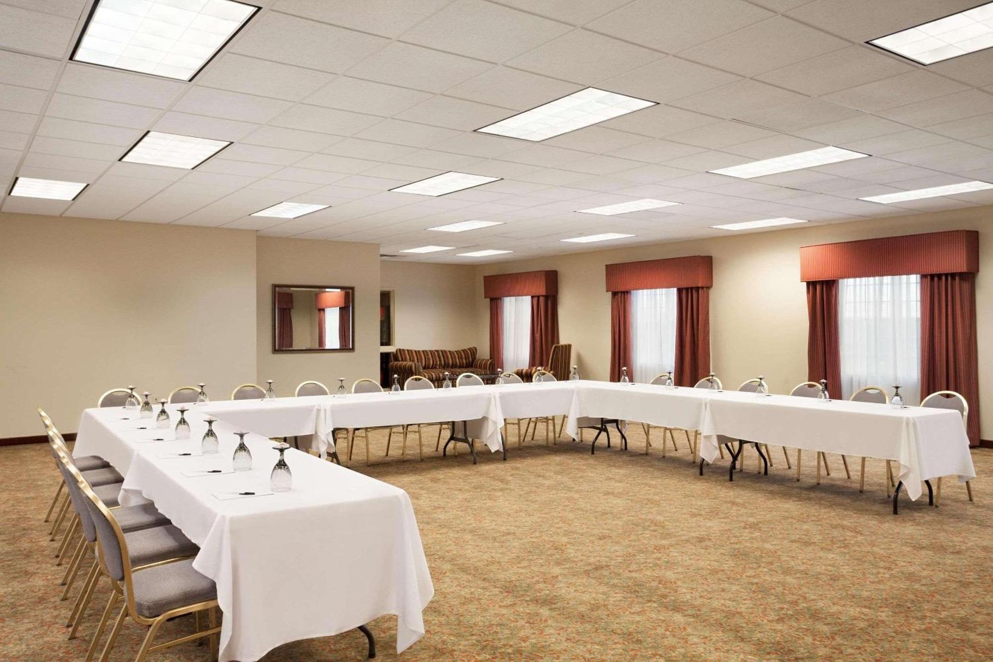 Hotel Four Points By Sheraton Manchester Airport 3*